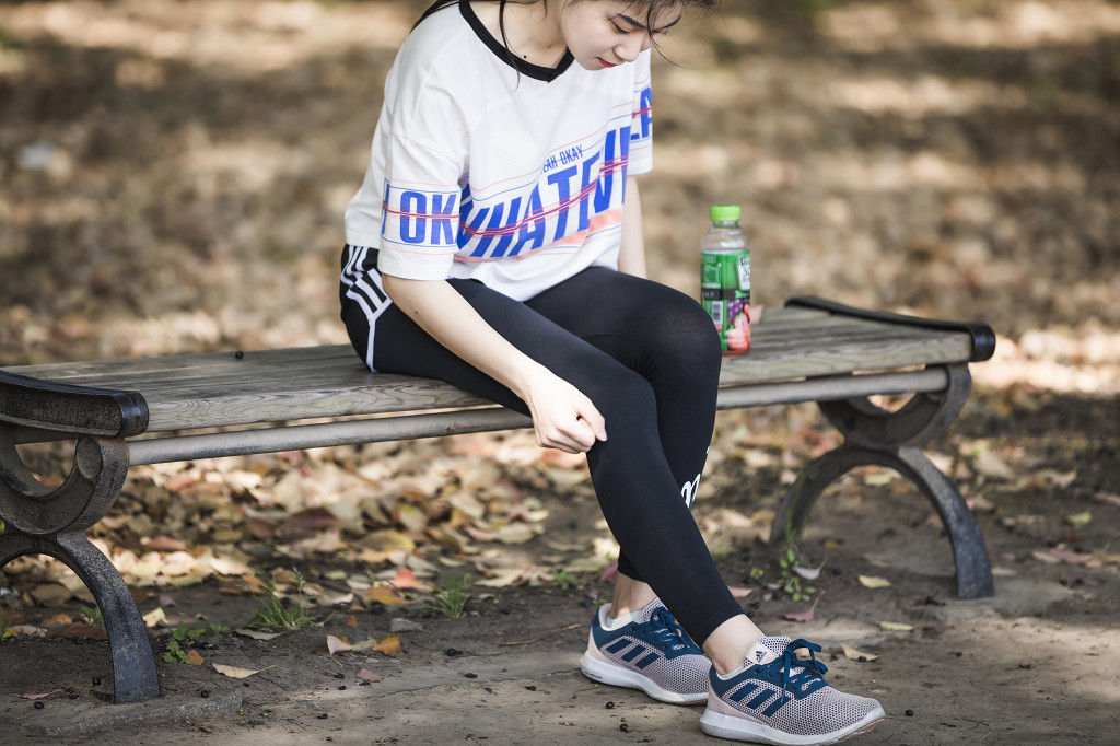 校园学生运动场喝水图片