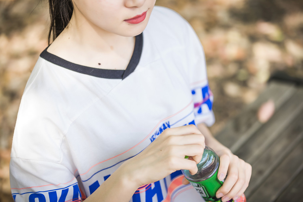 校园学生运动场喝水图片