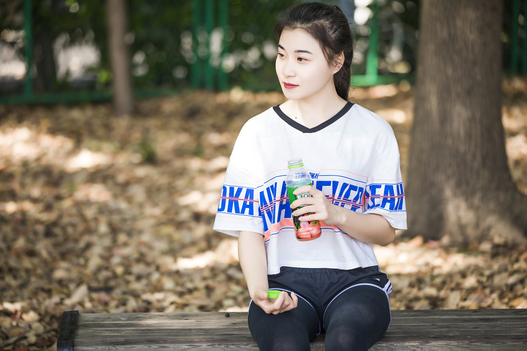 校园学生运动场喝水图片