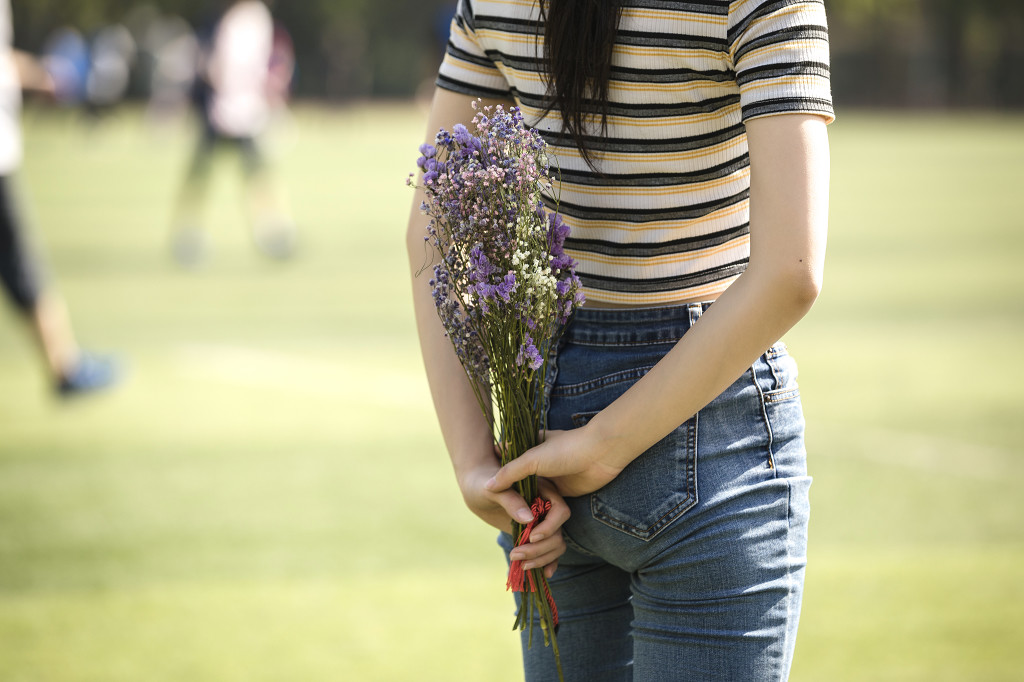 校园学生朋友送花图片