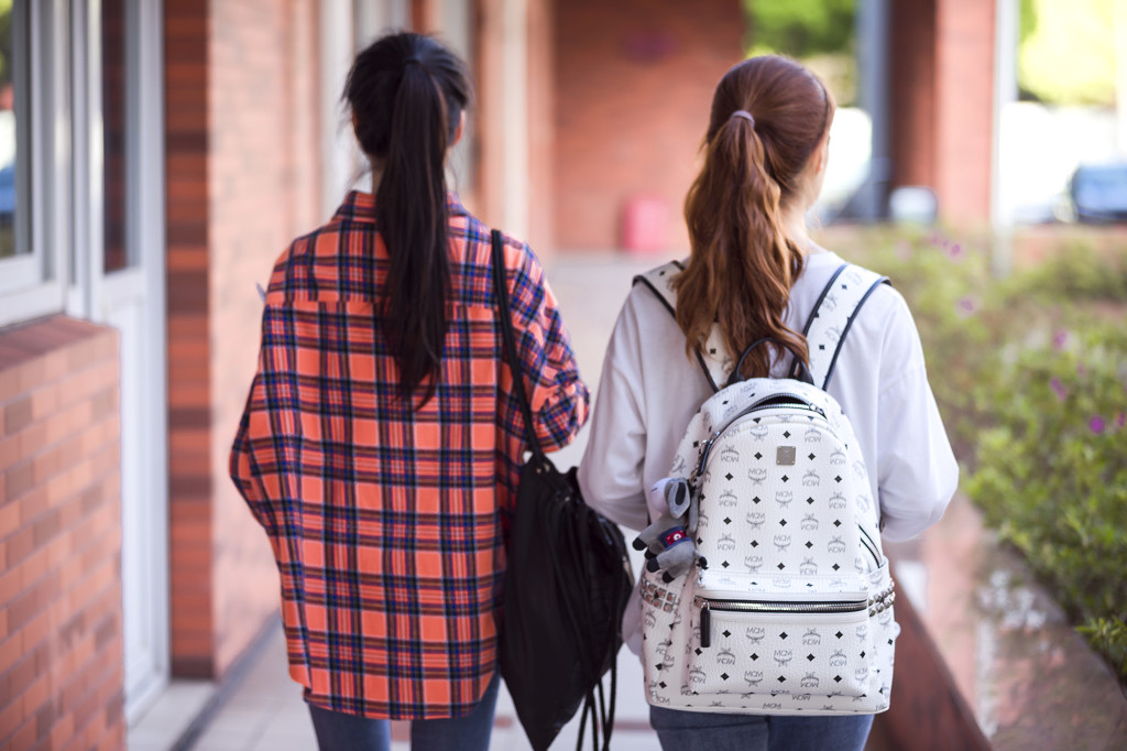 校园学生朋友上课路上图片
