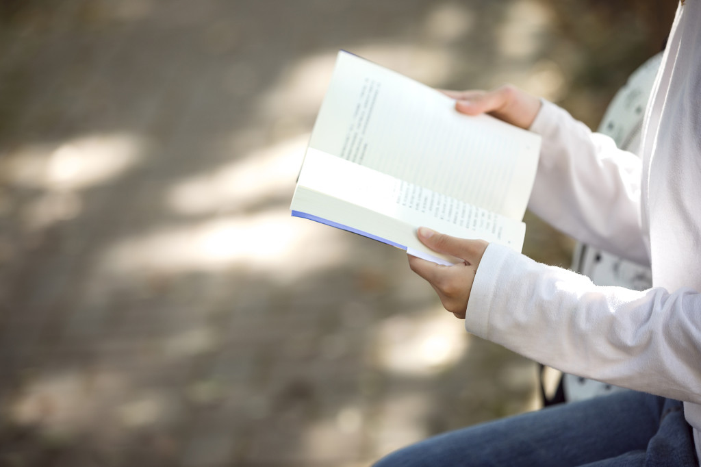 校园林荫小路上看书图片