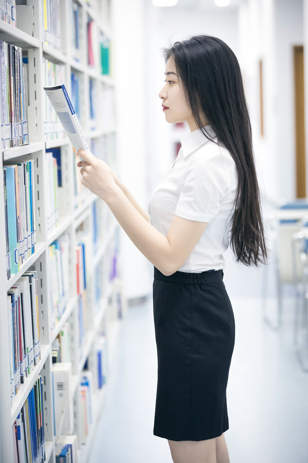 学校学生图书馆背影图片