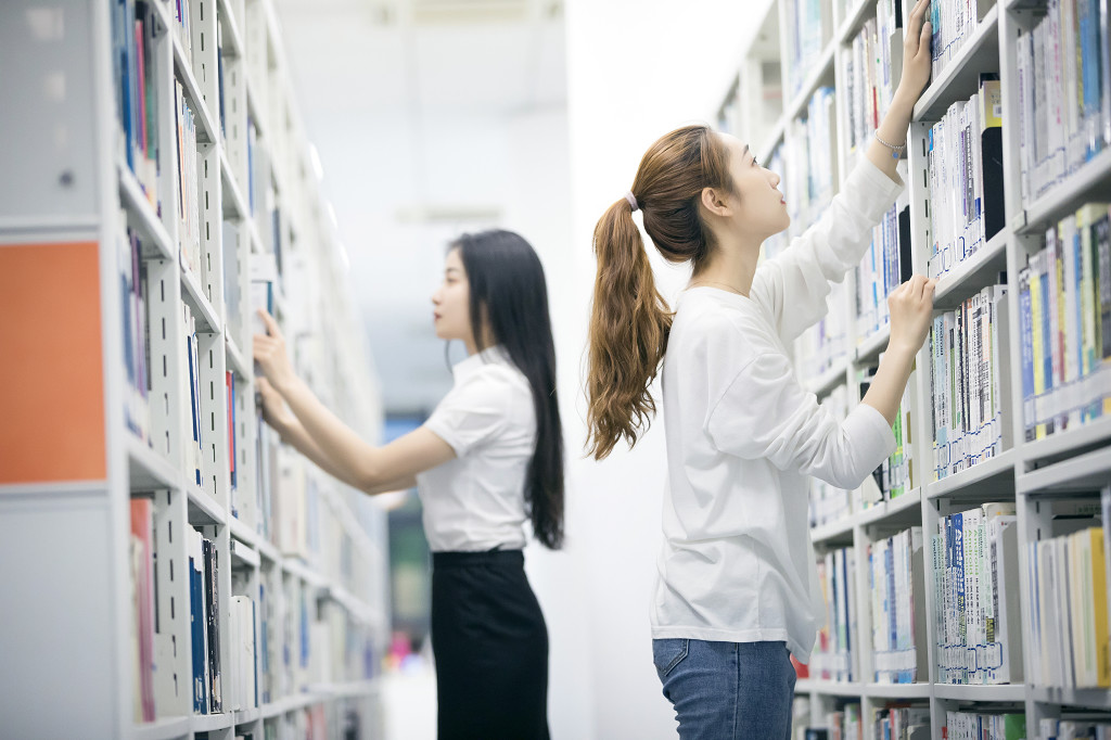 校园学生朋友看书交流图片