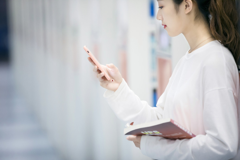 学校学生图书馆背影图片