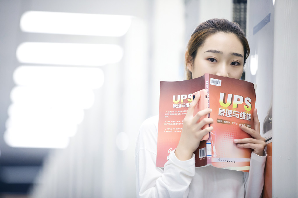 学校学生图书馆背影图片