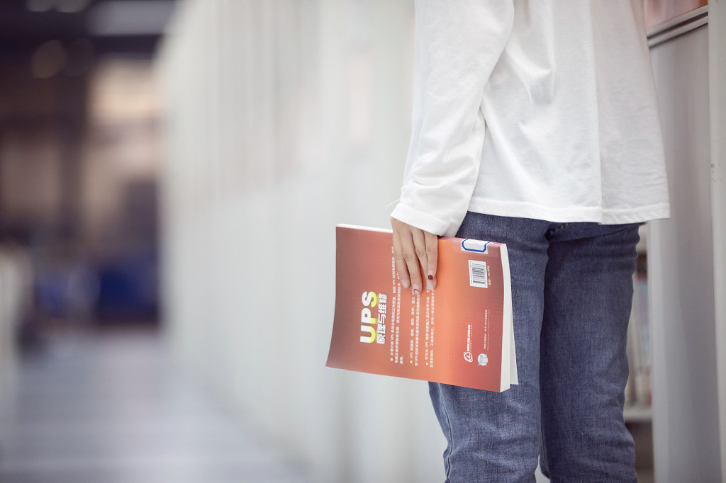 学校学生图书馆背影图片