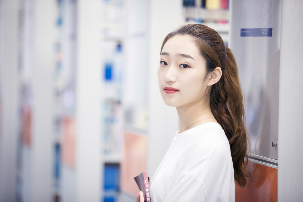 学校学生图书馆背影图片