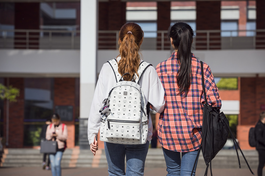 校园好朋友闺蜜交流图片