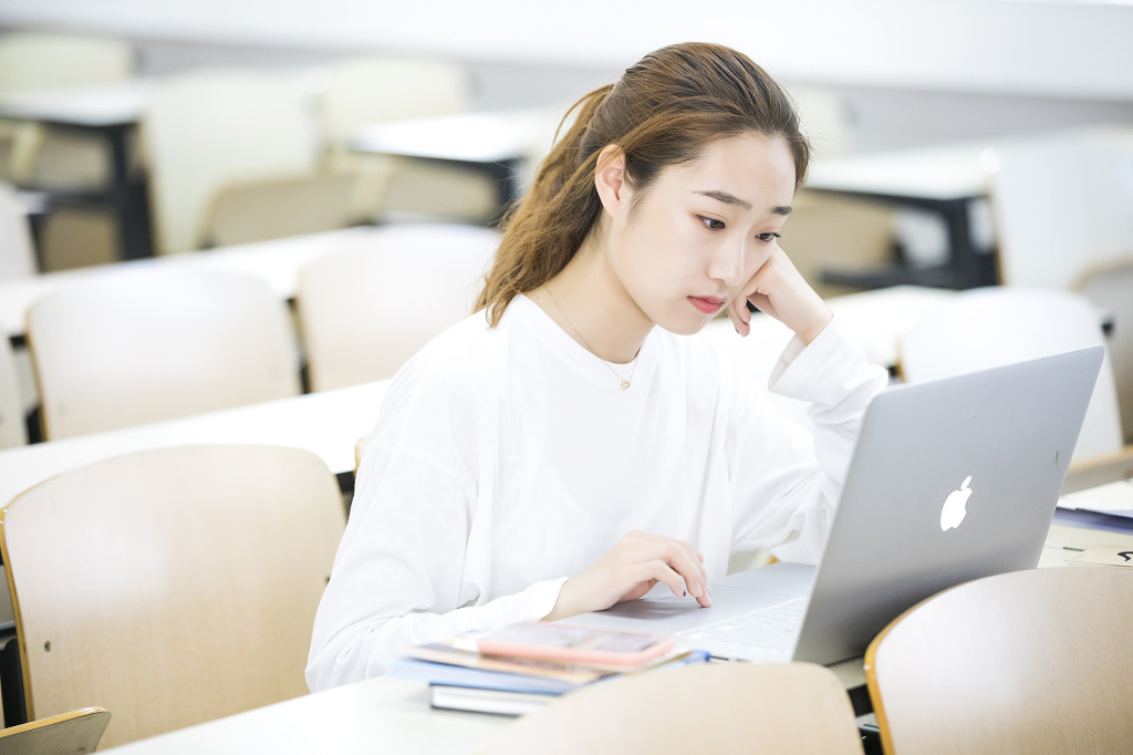 校园学生在教室看电脑上课图片