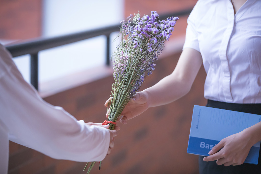 教师节学生送老师花图片