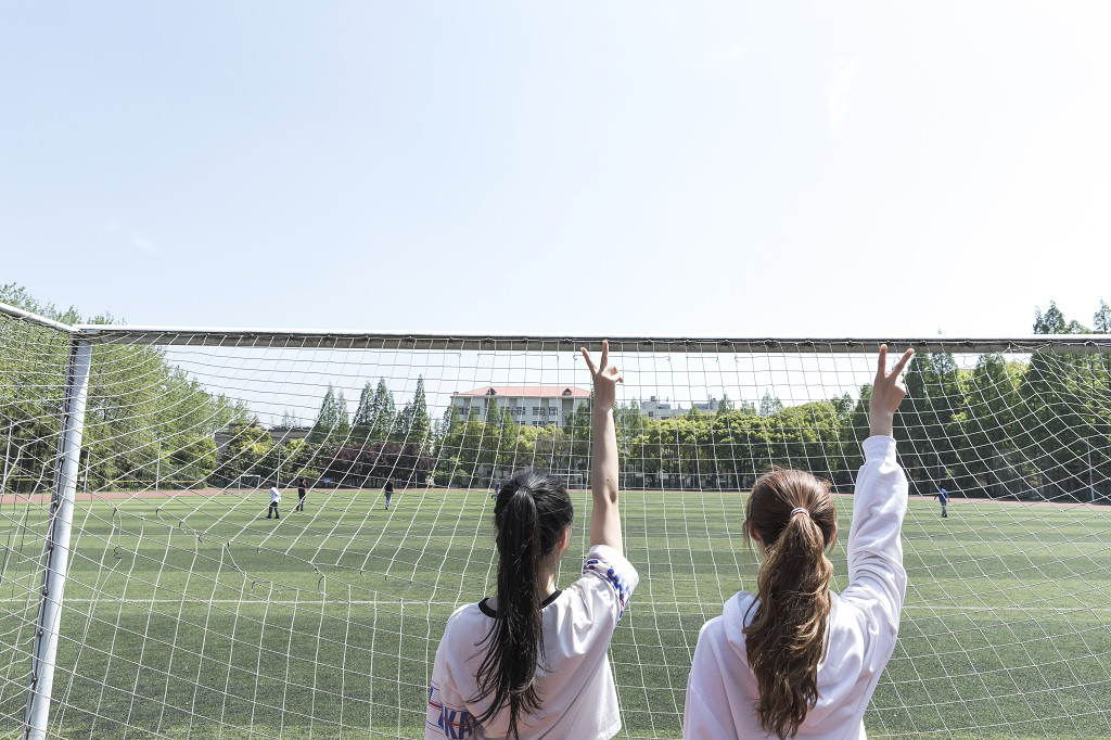 学生朋友在草坪上嬉戏图片