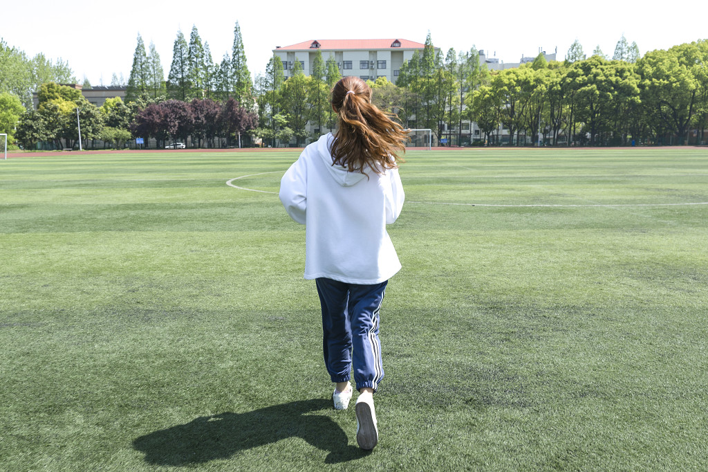 校园学生运动健身跑步图片