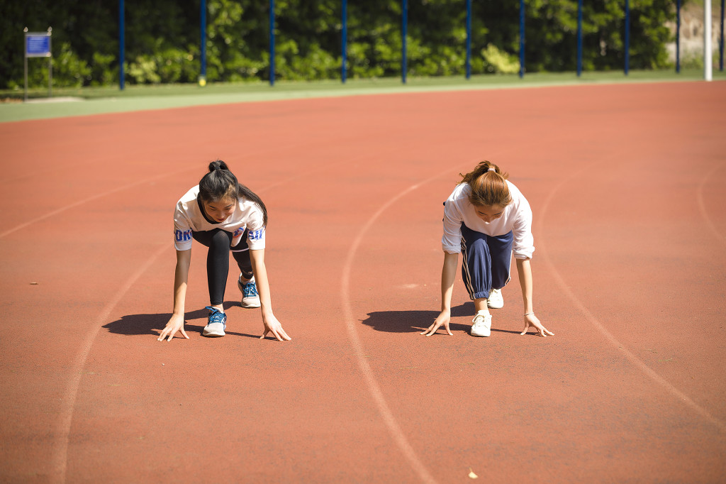 校园学生运动健身跑步图片