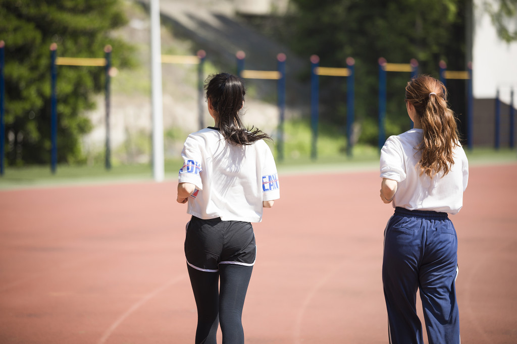 校园学生运动健身跑步图片
