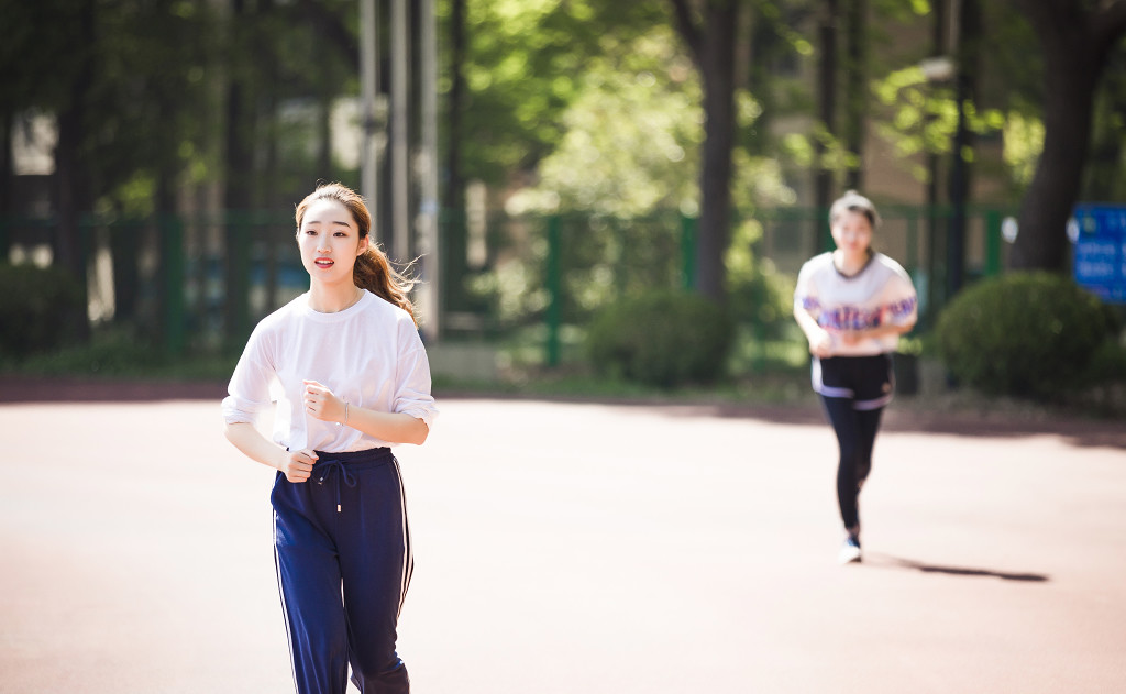 校园学生运动健身跑步图片