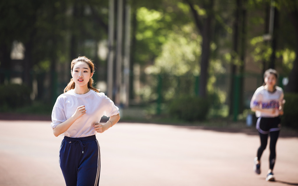 校园学生运动健身跑步图片