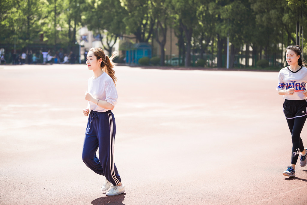 校园学生运动健身跑步图片