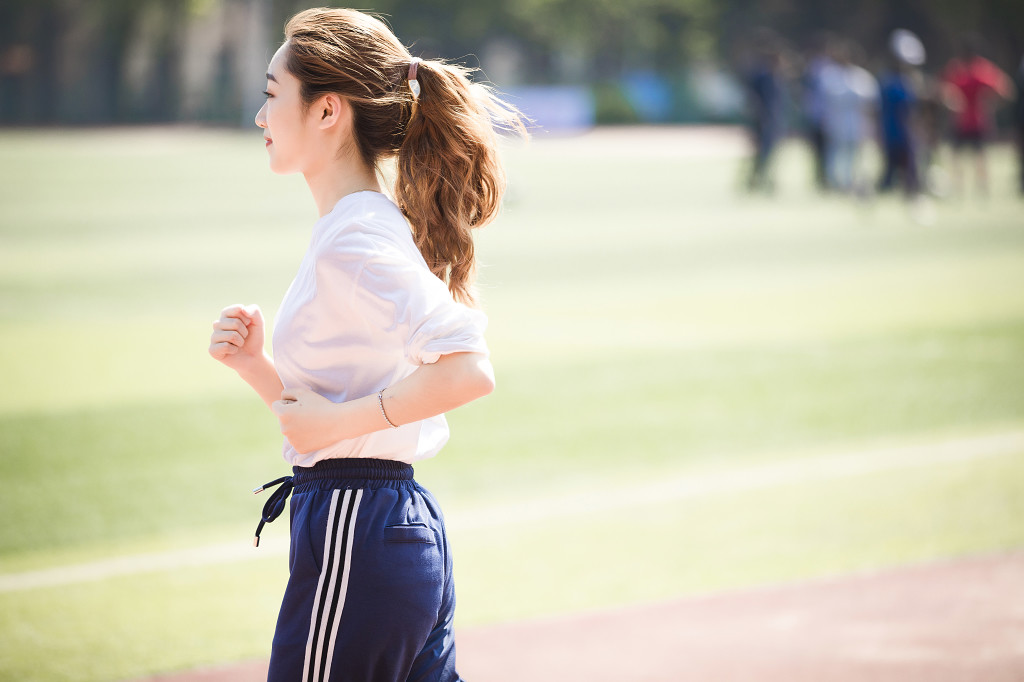 校园学生运动健身跑步图片