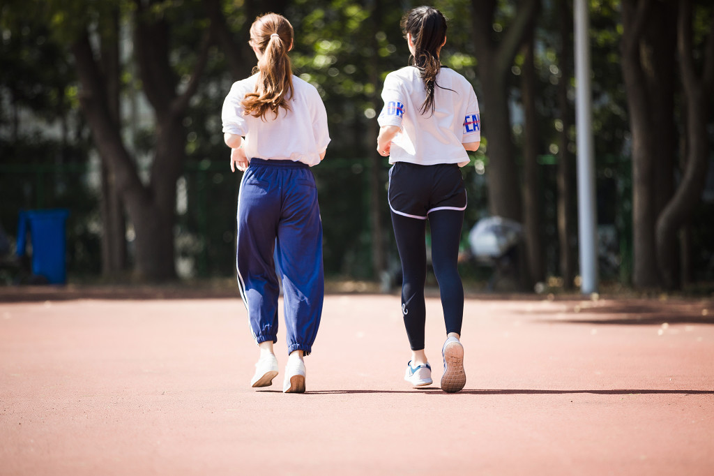 校园学生运动健身跑步图片