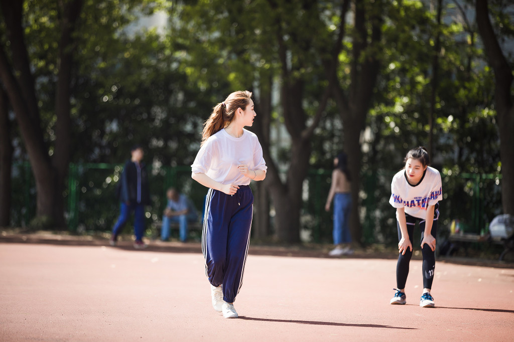校园学生运动健身跑步图片