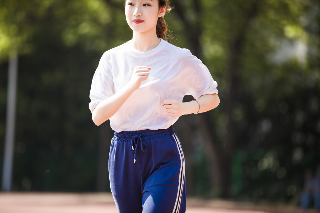 校园学生运动健身跑步图片