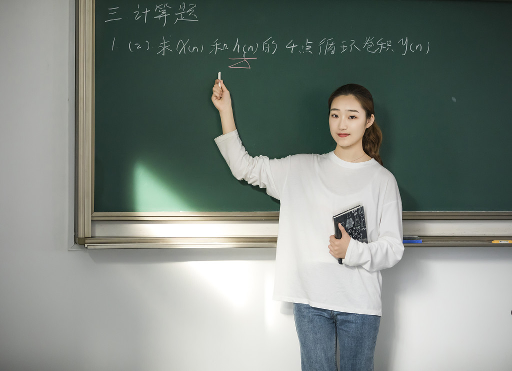 校园毕业季学生在黑板上写字