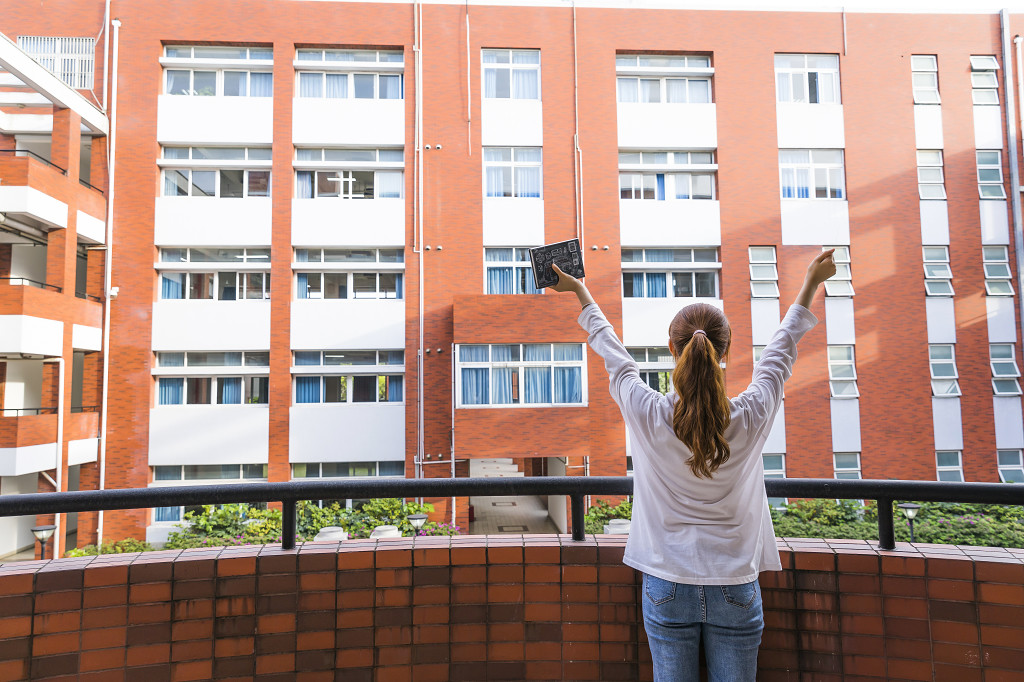 校园大学生走廊上去上课图片