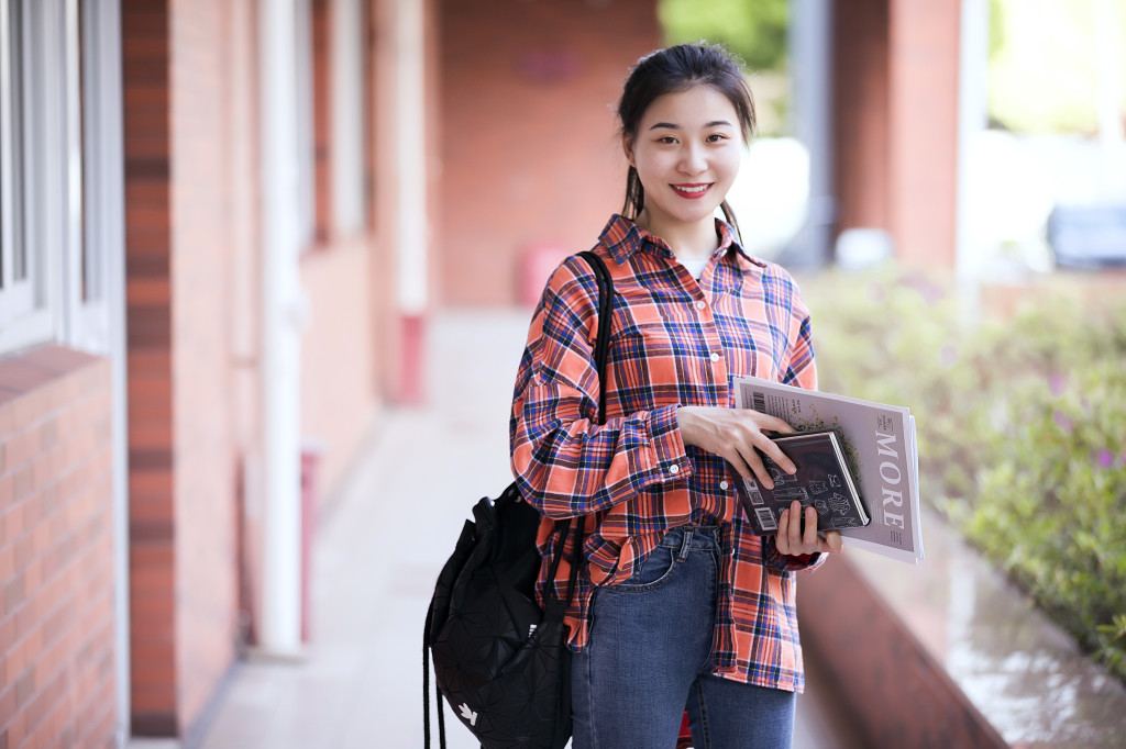 校园大学生走廊上去上课图片