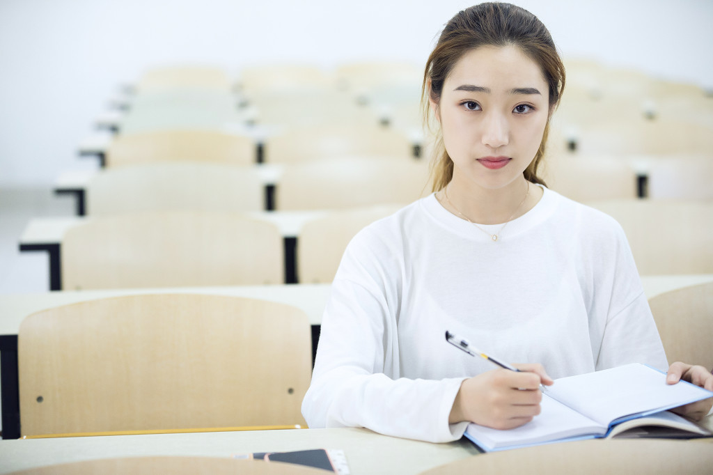 校园学生在教室看书上课图片