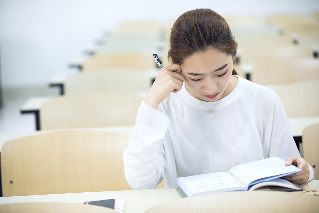 校园学生在教室看书上课图片