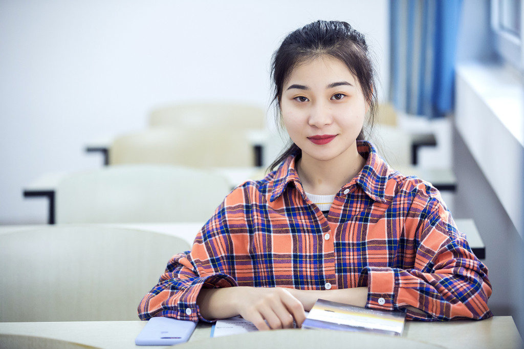 校园学生在教室看书上课图片