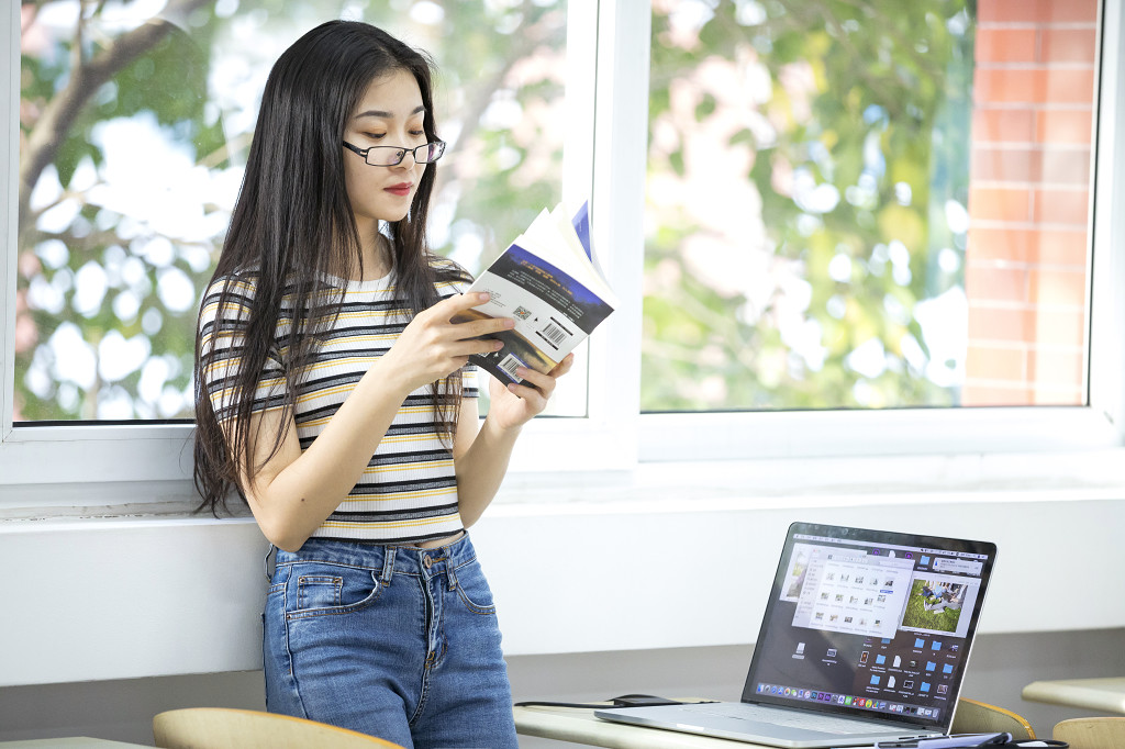 校园学生在教室看书上课图片