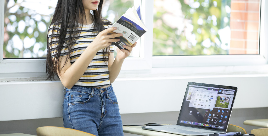 校园学生在教室看书上课图片