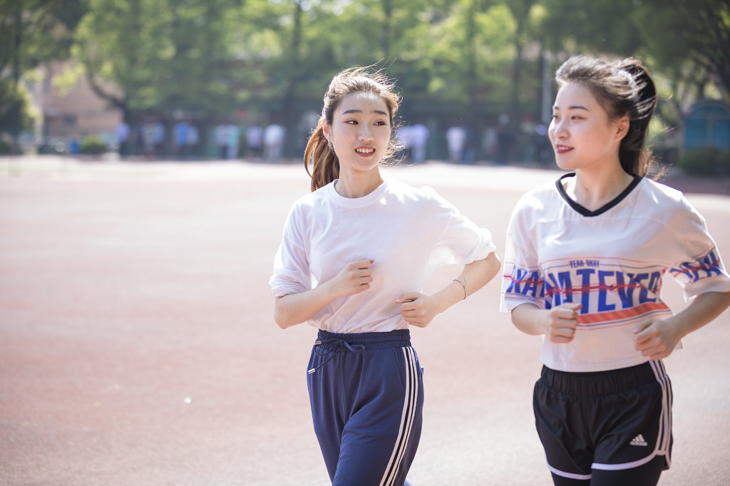 校园运动健身人物图片