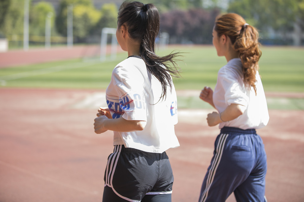 校园运动健身人物图片