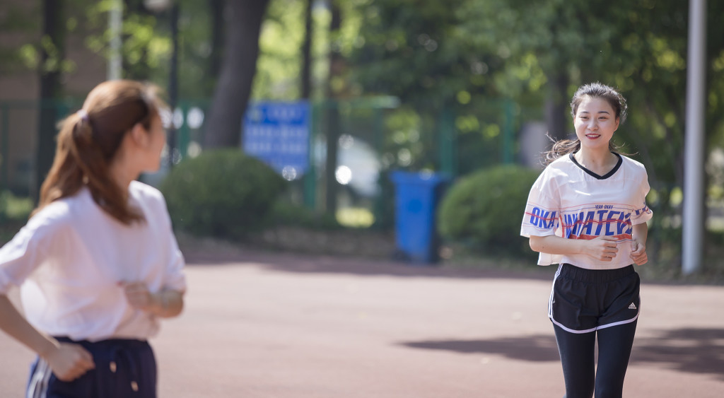 校园运动健身人物图片