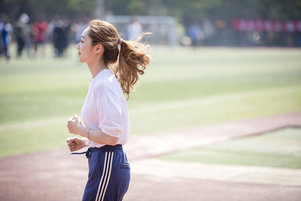 校园运动健身人物图片