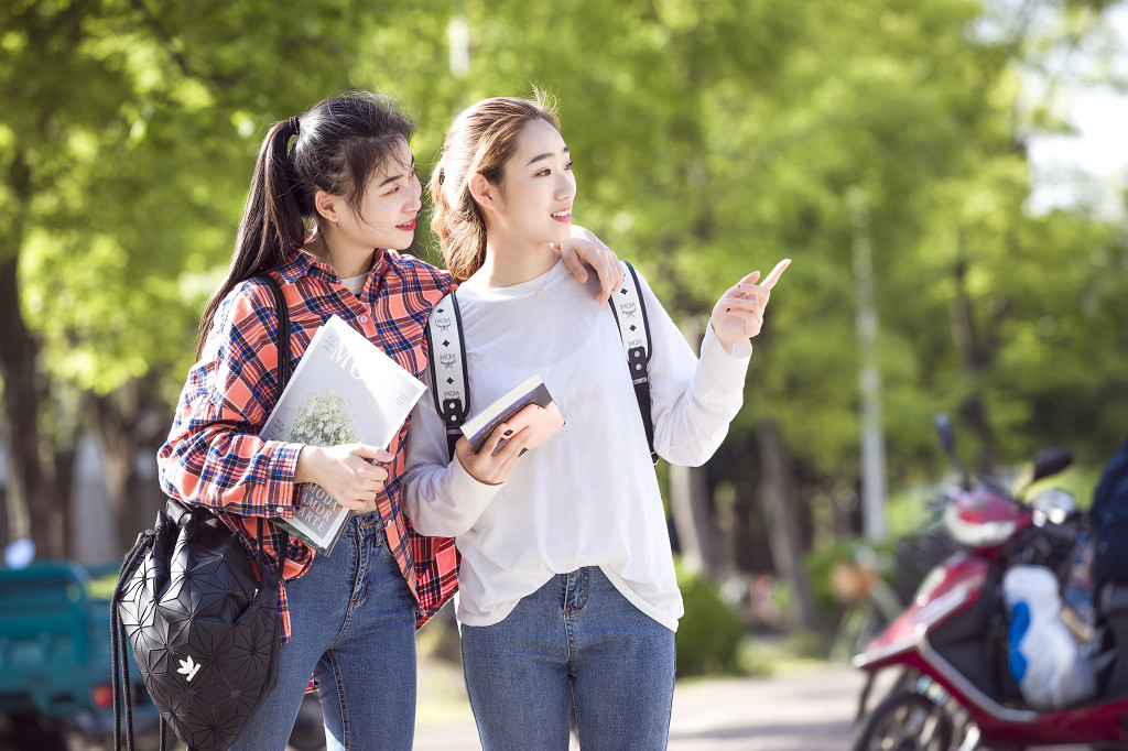 校园学生下课路上图片