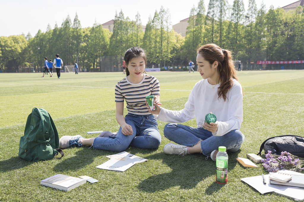 校园好朋友闺蜜交流图片