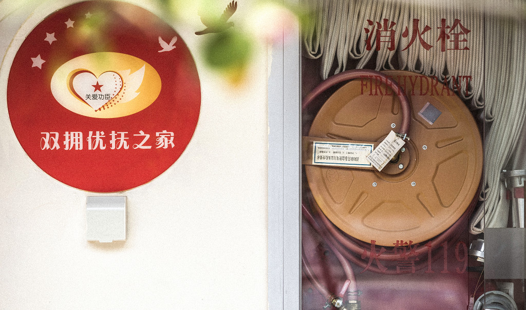 红色消防设施安全灭火器图片