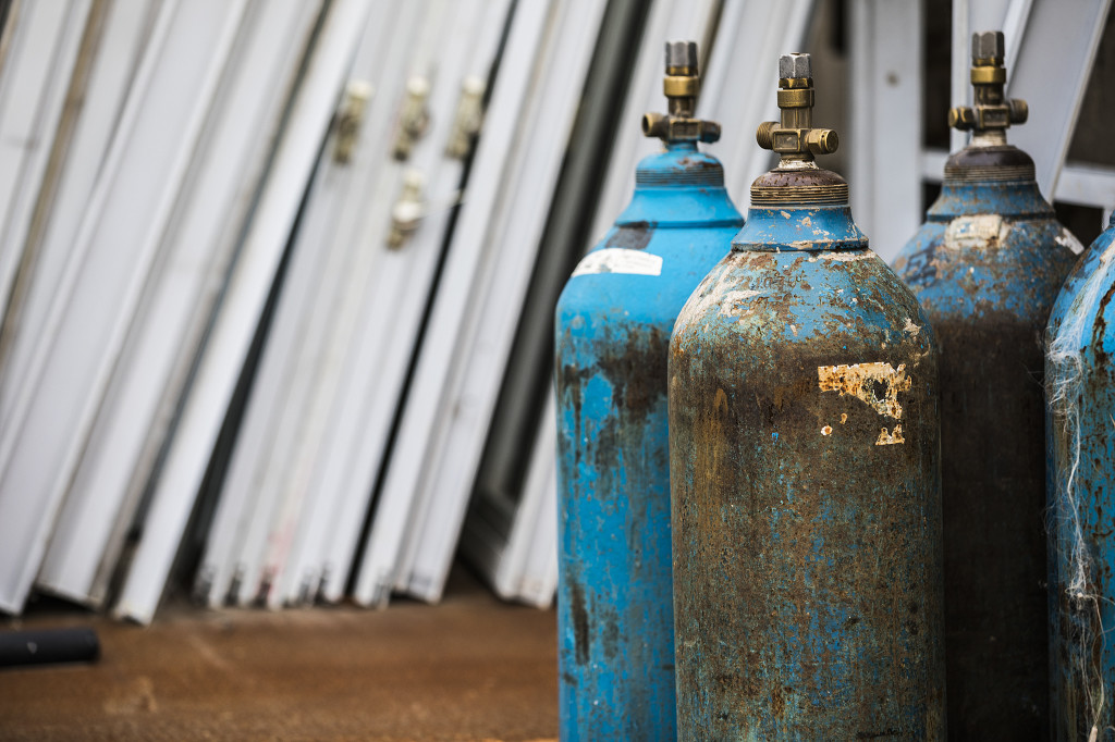 废墟钢筋水泥厂房图片