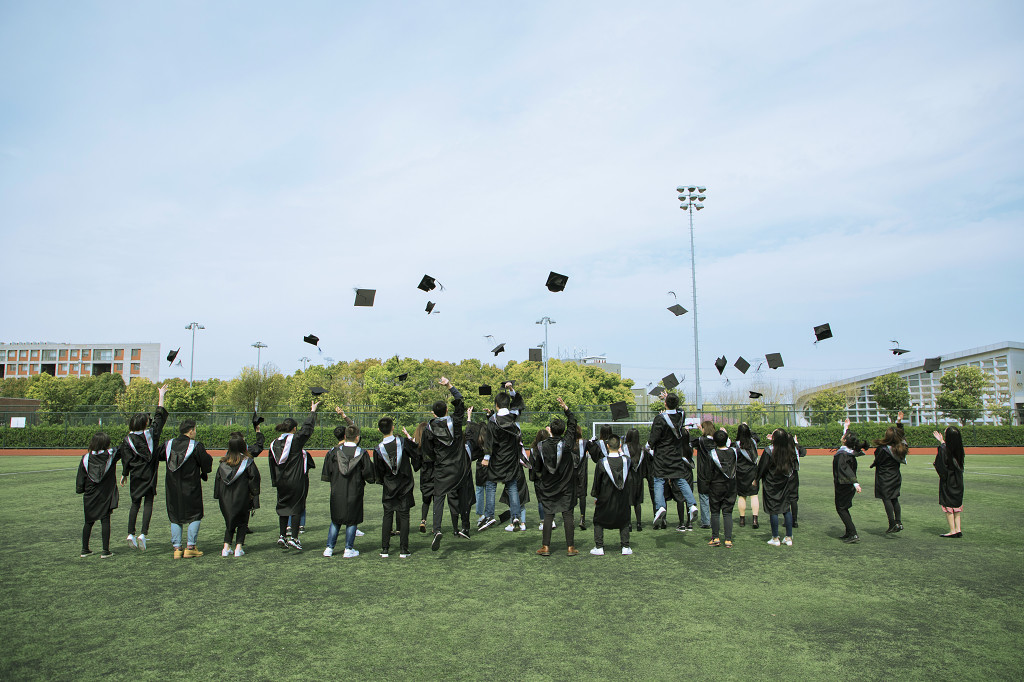 毕业季人物大学毕业季毕业季人像五四青年节毕业生扔帽子图片