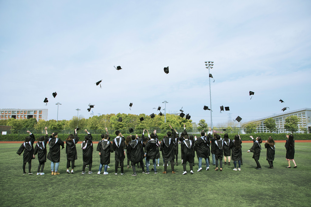 毕业季人物大学毕业季毕业季人像五四青年节毕业生扔帽子图片