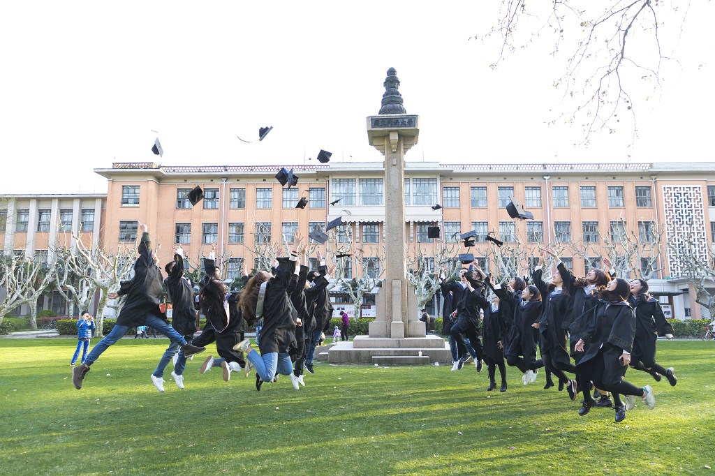 五四青年节毕业生扔帽子图片