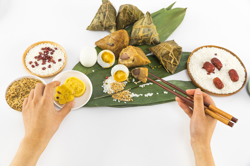 端午节日包粽子食材图片