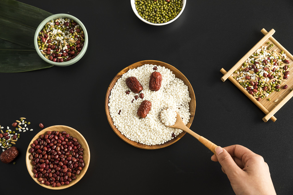 端午节日包粽子食材图片