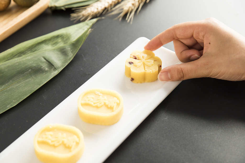 端午手拿绿豆糕图片