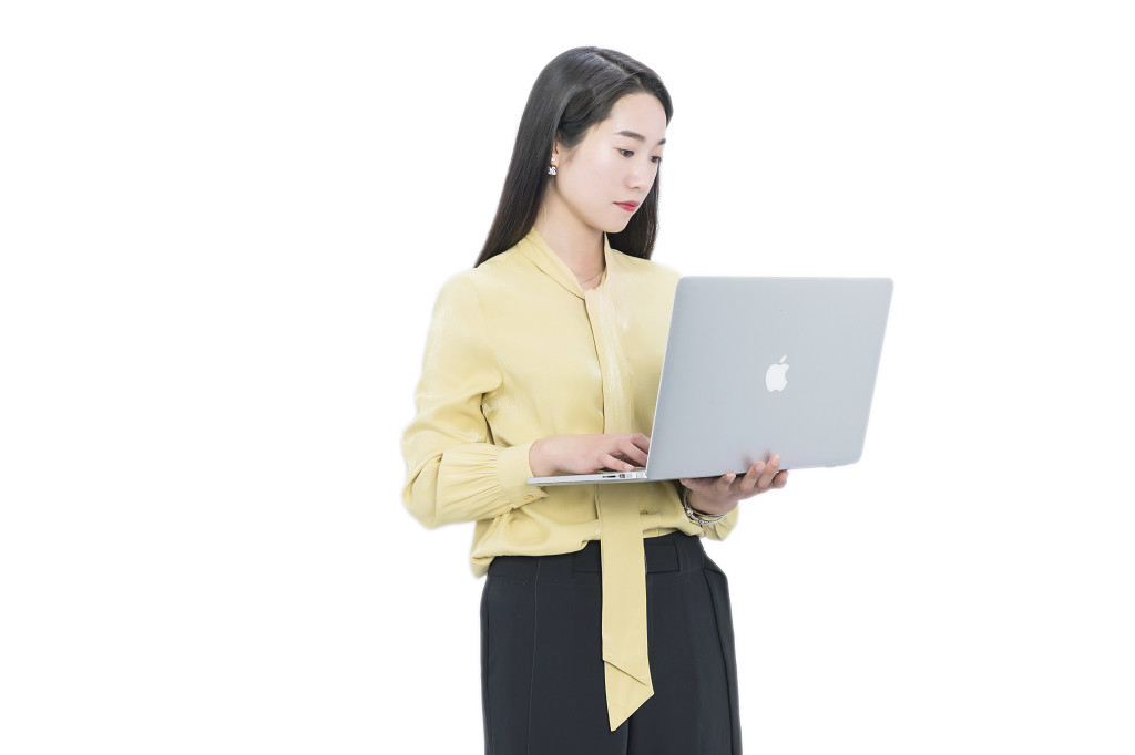 商务人士看书看电脑图片