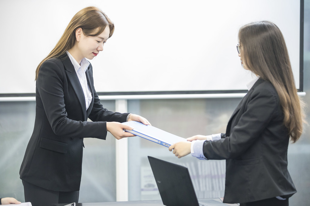 商务人士递文件图片